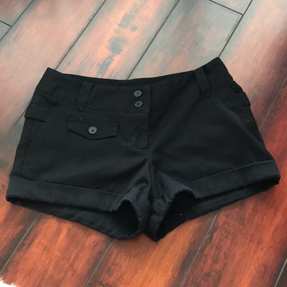 • Tracy Evans Black Shorts • - Picture 1 of 5
